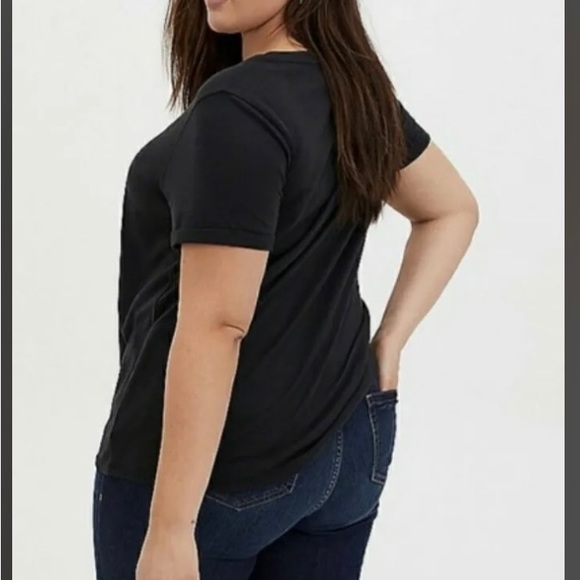 NWT TORRID Black Heart Lips Rolled Sleeve Crew Sz 2 - Picture 2 of 5